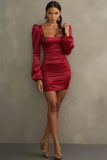 Vestido de cóctel corto de satén rojo ajustado con mangas