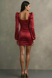 Vestido de cóctel corto de satén rojo ajustado con mangas