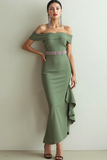 Vestido formal de sirena con hombros descubiertos en oliva con volantes