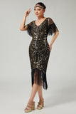 Vestido negro dorado con cuello en V de la década de 1920 con lentejuelas y flecos