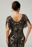 Vestido negro dorado con cuello en V de la década de 1920 con lentejuelas y flecos