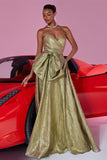 Vestido de fiesta dorado sin tirantes con lazo