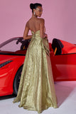 Vestido de fiesta dorado sin tirantes con lazo