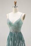 Vestido largo de baile plisado con cuentas en forma de A en gris metálico y verde con abertura