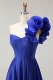 Vestido largo de fiesta de satén en línea A con corsé de un hombro azul real con abertura