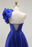 Vestido largo de fiesta de satén en línea A con corsé de un hombro azul real con abertura
