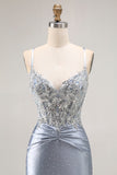 Vestido largo de fiesta con corsé de sirena gris y azul con cuentas y apliques
