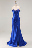 Vestido largo de fiesta plisado de sirena con corsé de cuentas sin tirantes azul real con abertura