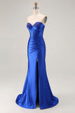 Vestido largo de fiesta plisado de sirena con corsé de cuentas sin tirantes azul real con abertura