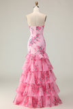 Vestido largo de fiesta con estampado de capas y sirena sin tirantes con flores azules blancas y volantes