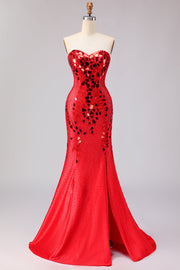 Vestido de graduación largo de sirena sin tirantes rojo con abertura lateral y espejo