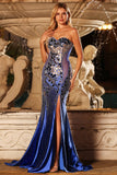 Vestido largo de graduación de sirena azul azul sin tirantes con cuentas y abertura lateral con espejo