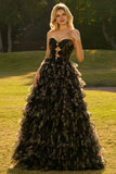 Vestido largo de graduación negro sin tirantes con volantes y recorte con lazos