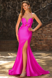 Sirena fucsia recortada con un vestido largo de satén plisado con lazo y abertura