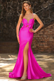 Sirena fucsia recortada con un vestido largo de satén plisado con lazo y abertura