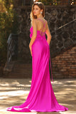 Sirena fucsia recortada con un vestido largo de satén plisado con lazo y abertura