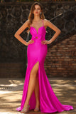 Sirena fucsia recortada con un vestido largo de satén plisado con lazo y abertura