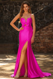 Sirena fucsia recortada con un vestido largo de satén plisado con lazo y abertura