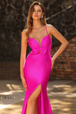 Sirena fucsia recortada con un vestido largo de satén plisado con lazo y abertura