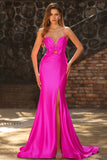 Sirena fucsia recortada con un vestido largo de satén plisado con lazo y abertura