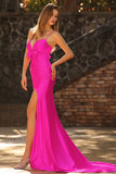 Sirena fucsia recortada con un vestido largo de satén plisado con lazo y abertura