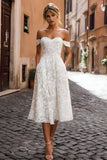 Vestido de novia midi de encaje blanco con hombros descubiertos y apliques