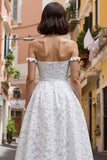 Vestido de novia midi blanco con hombros descubiertos de encaje