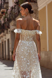 Vestido de novia midi de línea A con corsé floral marfil con hombros descubiertos