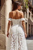 Vestido de novia largo con una línea de hombros descubiertos de encaje marfil