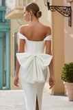 Vestido de novia largo de satén blanco con hombros descubiertos y lazo