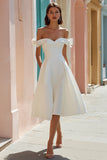 Vestido de novia midi blanco con hombros descubiertos