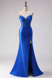 Vestido largo de graduación de satén con cuentas y sirena azul real con abertura