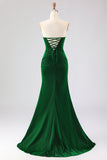 Vestido largo largo de graduación de satén verde oscuro con tirantes de sirena sin tirantes, con encaje en la espalda