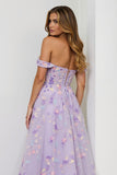 Vestido largo de baile bordado con hombros descubiertos en color lila A Line con abertura