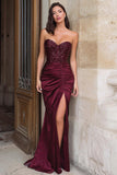 Vestido largo de fiesta con corsé de sirena y lentejuelas burdeos fruncido con abertura