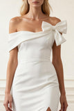 Vestido de novia con abertura blanca y hombros descubiertos