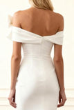 Vestido de novia con abertura blanca y hombros descubiertos
