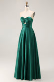 Vestido de invitada de boda sin tirantes de satén verde oscuro con recortes en una línea A