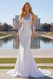 Vestido largo de baile de fin de curso de sirena de satén con cuentas blancas