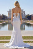 Vestido largo de baile de fin de curso de sirena de satén con cuentas blancas