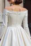 Vestido de novia corto blanco A de hombros descubiertos con mangas largas