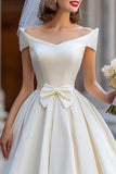 Vestido corto de novia marfil con lazo de Shouder
