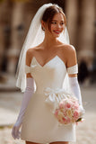 Corsé corto de satén marfil sin tirantes y vestido de novia corto sin guantes