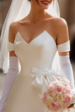 Corsé corto de satén marfil sin tirantes y vestido de novia corto sin guantes