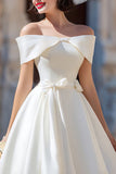 Vestido de novia corto de raso blanco con lazos