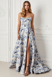 Vestido largo de baile sin tirantes con estampado de flores azules y abertura