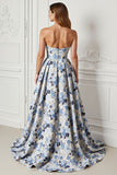Vestido largo de baile sin tirantes con estampado de flores azules y abertura