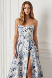 Vestido largo de baile sin tirantes con estampado de flores azules y abertura