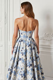 Vestido largo de baile sin tirantes con estampado de flores azules y abertura