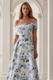 Vestido de Madre de la Novia con una flor azul de hombro descubierto en línea A